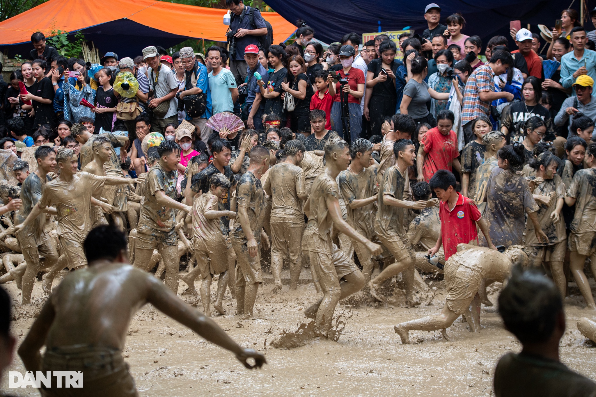 Hàng nghìn người lấm lem bùn đất hào hứng cổ vũ hội vật cầu ở Bắc Giang - 16