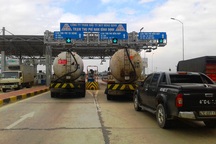 "Giăng" xe bồn trước trạm thu phí để… đòi nợ