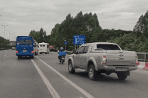 Xe bán tải nhận kết "đắng" khi đi vào làn xe máy trên cầu Thanh Trì