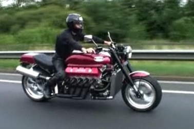 Xe máy gắn động cơ V10 8.0L 