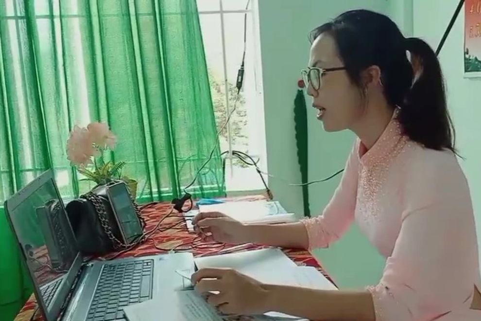 Học sinh không có máy tính học trực tuyến, giáo viên đến nhà giao bài tập - 1 Học sinh không có máy tính học trực tuyến, giáo viên đến nhà giao bài tập - 1