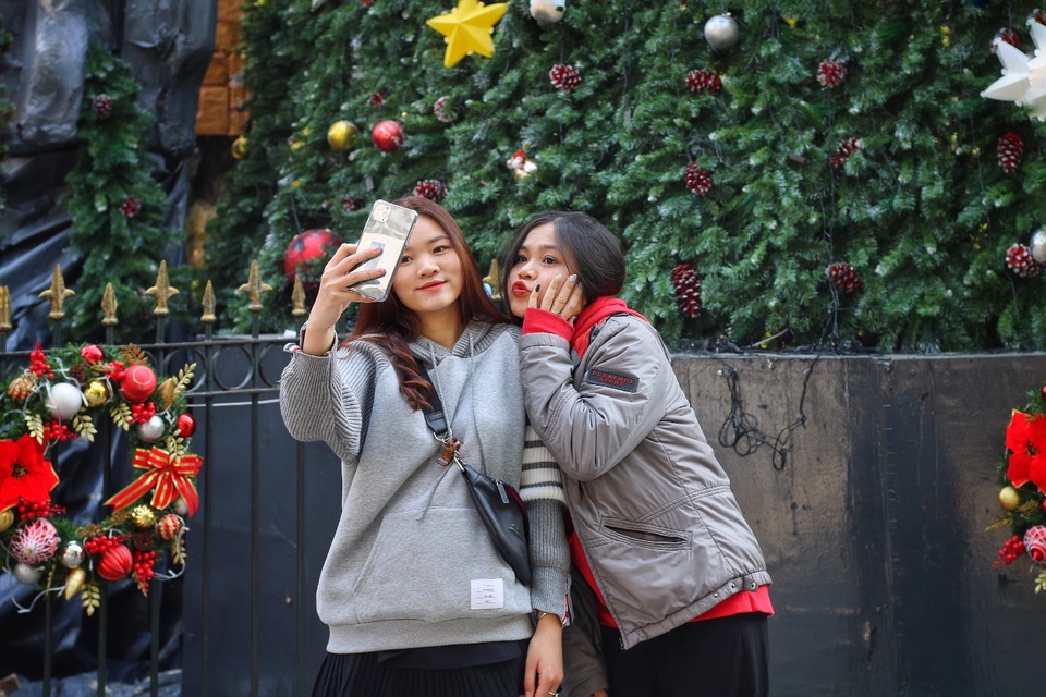 Chiêm ngưỡng những cây thông Noel khổng lồ trên đường phố Hà Nội - 3 Chiêm ngưỡng những cây thông Noel khổng lồ trên đường phố Hà Nội - 3