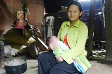 Bản nghèo và lời ru buồn của những thiếu nữ H' Mông