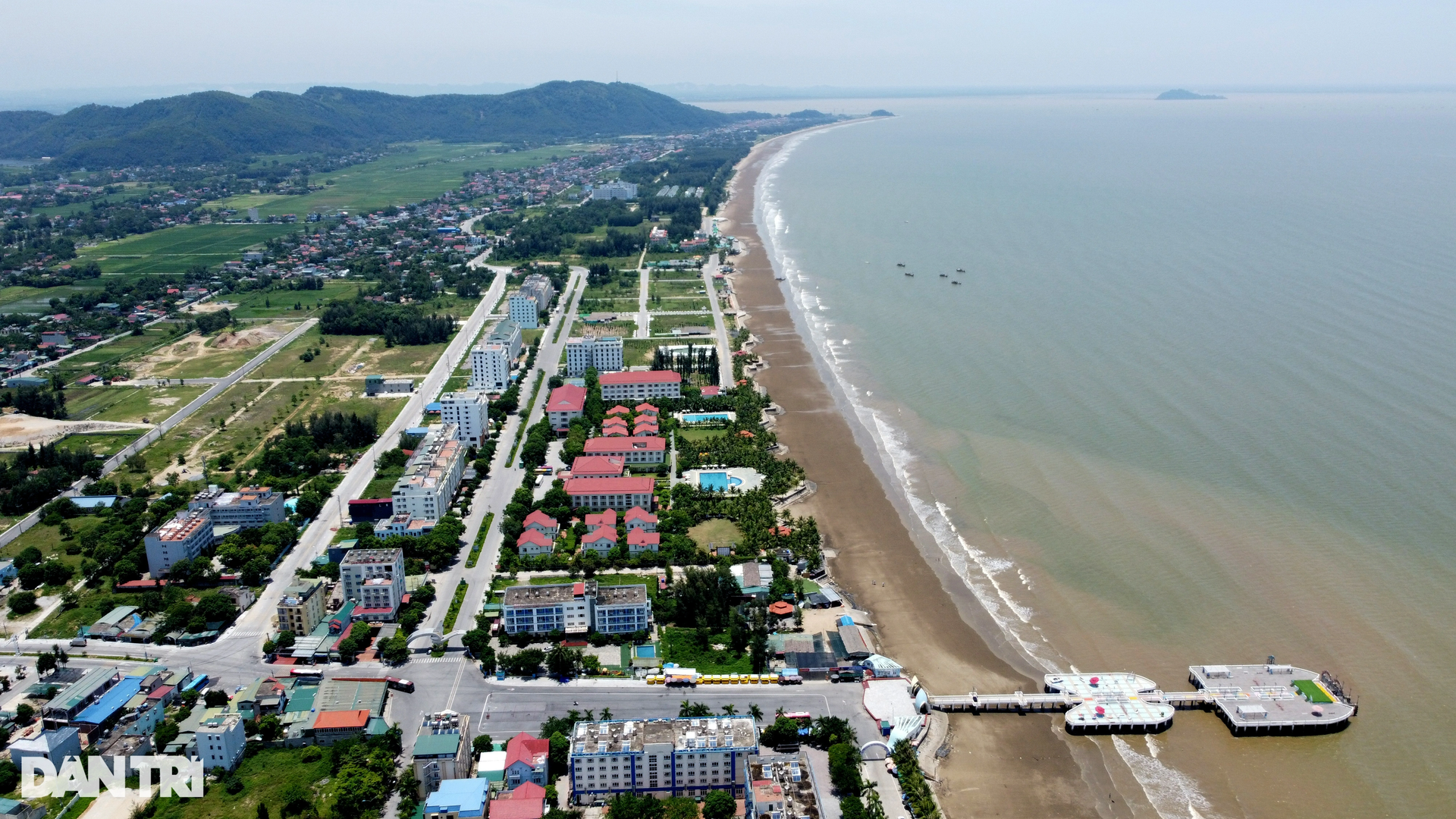 Thiếu chỗ tắm cho người dân và du khách trên bãi biển dài nhất phía Bắc - 4 Thiếu chỗ tắm cho người dân và du khách trên bãi biển dài nhất phía Bắc - 4