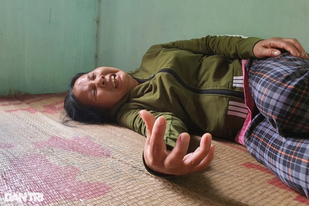 Nghẹn lòng bữa ăn của gia đình nghèo khó, bệnh tật ở ngoại thành Hà Nội - 2 Nghẹn lòng bữa ăn của gia đình nghèo khó, bệnh tật ở ngoại thành Hà Nội - 2