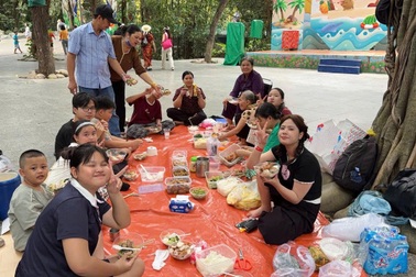 Gia đình 15 người ở TPHCM du lịch mang sườn kho, bò xào cùng cơm trắng