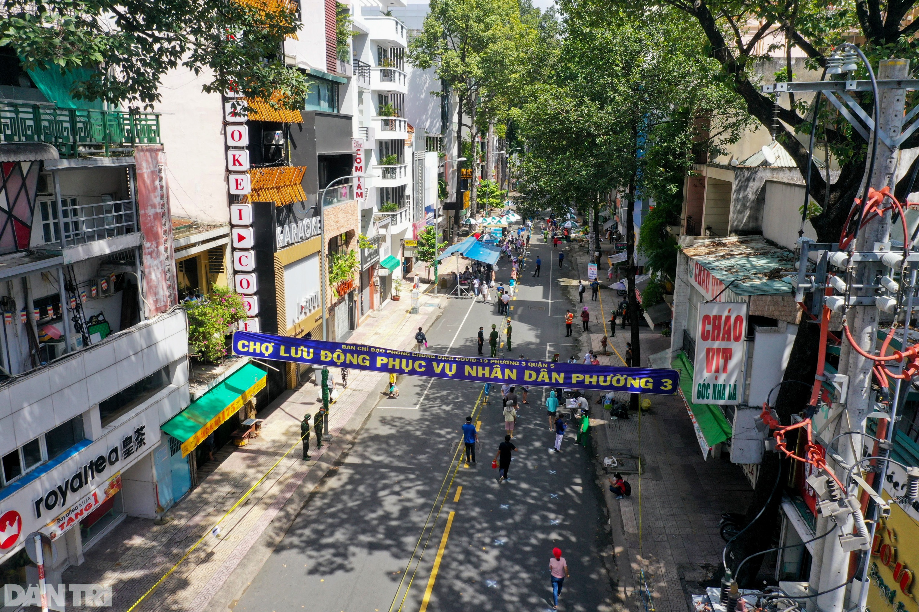 Chợ dã chiến dài 500 m trên vỉa hè phục vụ người dân vùng xanh TPHCM - 1 Chợ dã chiến dài 500 m trên vỉa hè phục vụ người dân vùng xanh TPHCM - 1