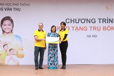 Sun Life trao tặng 110 trụ bóng rổ và 550 quả bóng rổ cho 81 trường học trên cả nước