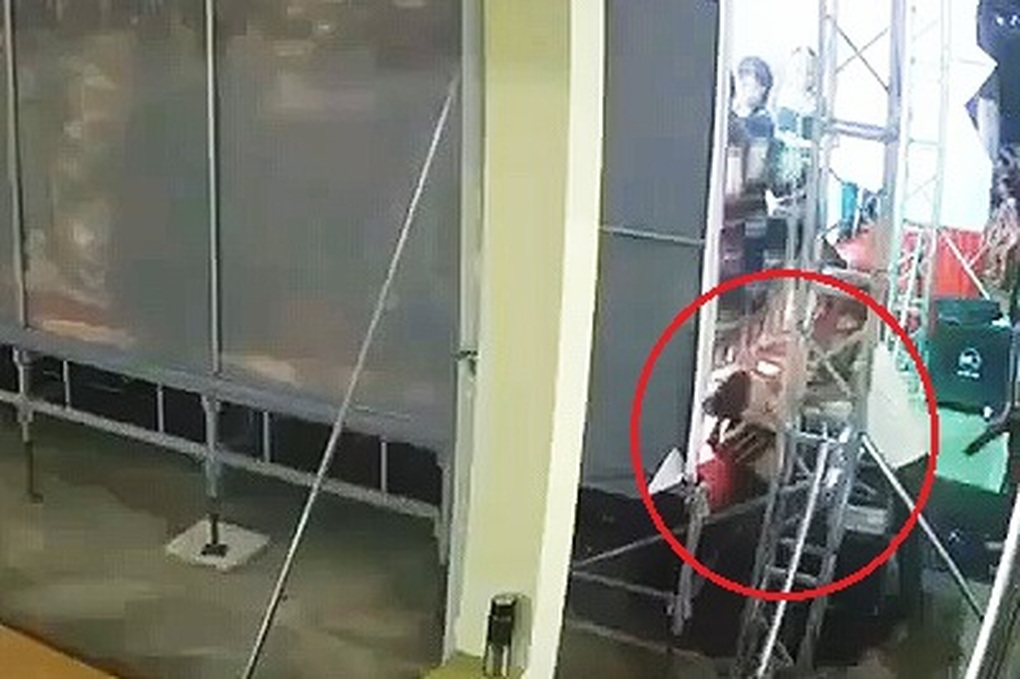 Vụ nam sinh bị điện giật khi biểu diễn văn nghệ: Nhiều học sinh đã cảnh báo - 1 Vụ nam sinh bị điện giật khi biểu diễn văn nghệ: Nhiều học sinh đã cảnh báo - 1
