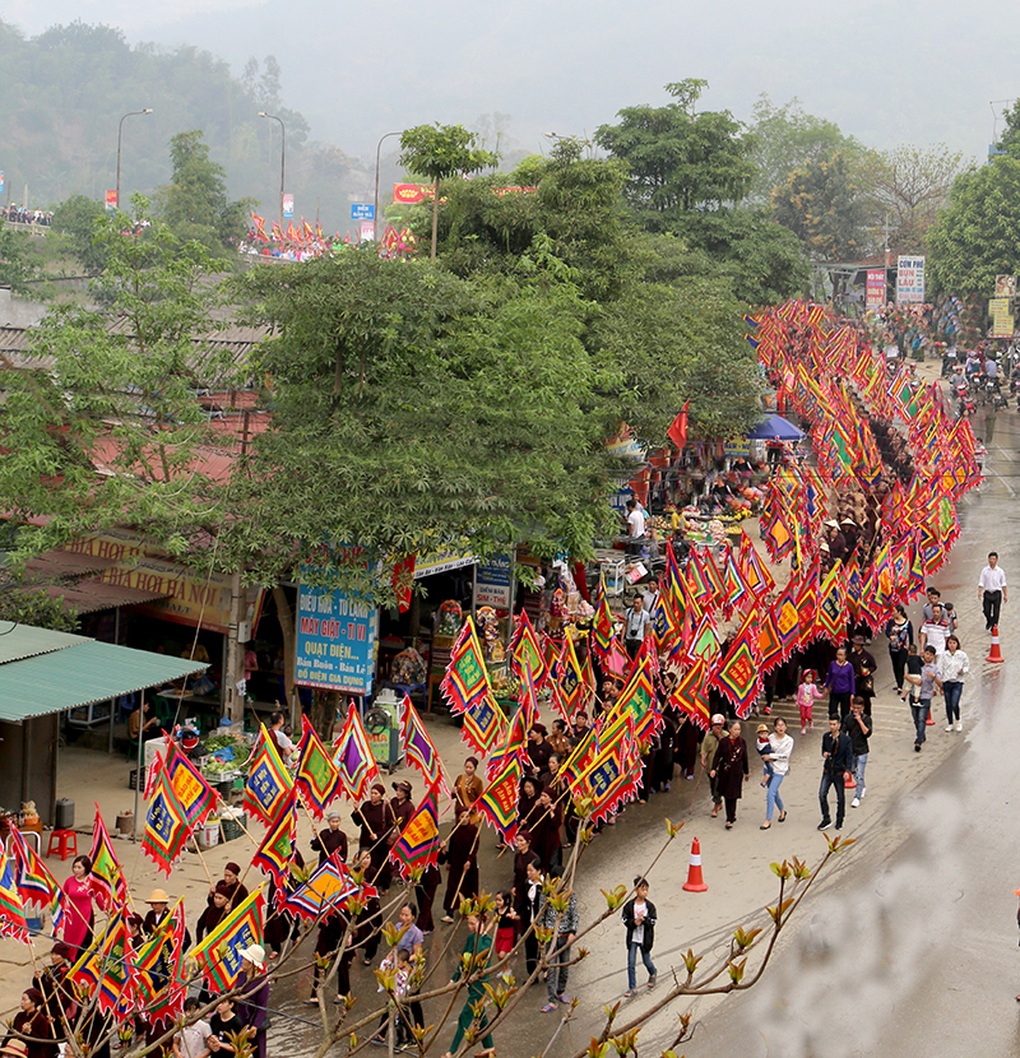 NSND Thanh Ngoan, Sèn Hoàng Mỹ Lam biểu diễn tại Lễ hội Đền Cô Tân An - 2 NSND Thanh Ngoan, Sèn Hoàng Mỹ Lam biểu diễn tại Lễ hội Đền Cô Tân An - 2