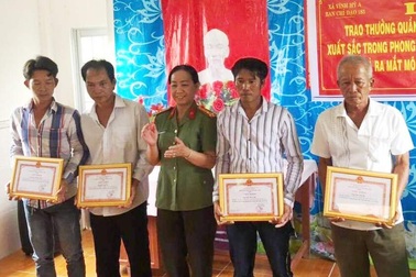 Khen thưởng 4 công dân truy bắt 2 đối tượng cạy cửa nhà dân