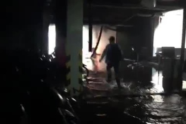 Máy bơm bất ngờ bốc cháy ngay cửa hầm chung cư