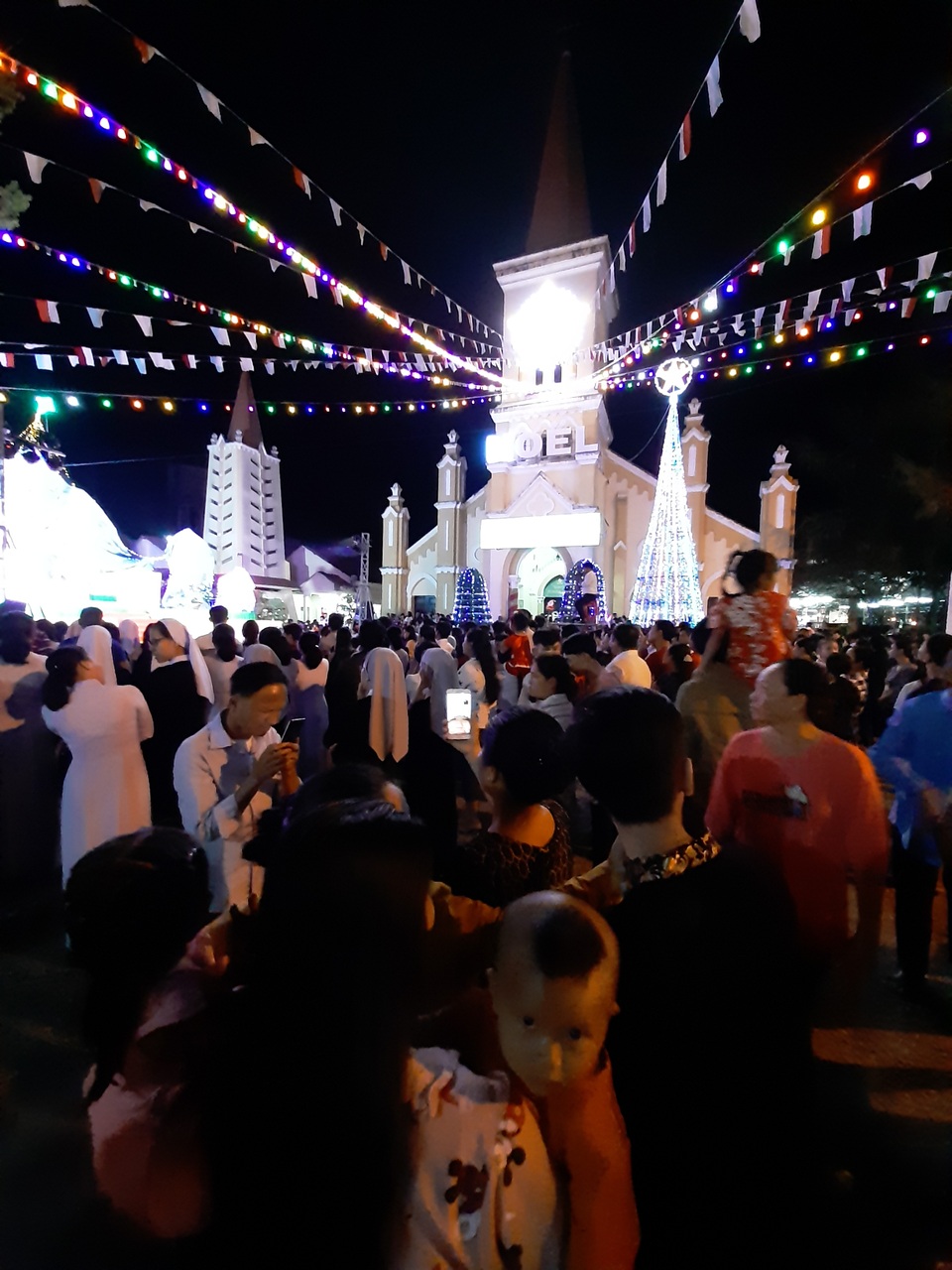 Các nhà thờ trang trí bắt mắt, đường phố đông nghịt người vui chơi đêm Noel - 38 Các nhà thờ trang trí bắt mắt, đường phố đông nghịt người vui chơi đêm Noel - 38