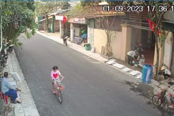 Bé gái đạp xe đi lạc hơn 50km từ Thanh Hóa đến Ninh Bình - 1