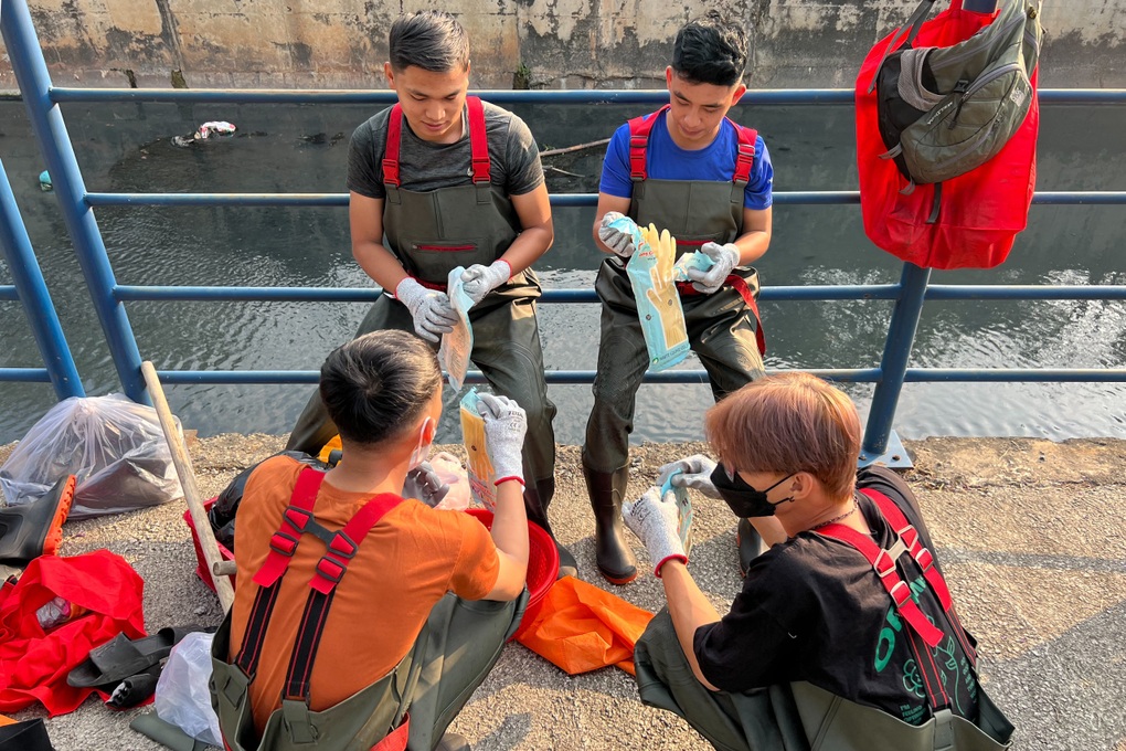 Những chàng trai tự nguyện bơi vào kênh ô nhiễm để gom rác ngày cận Tết - 2 Những chàng trai tự nguyện bơi vào kênh ô nhiễm để gom rác ngày cận Tết - 2