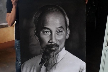 9x Gia Lai vẽ tranh Bác Hồ rất đẹp