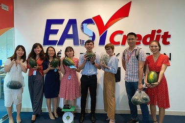 Easy Credit tham gia “giải cứu” dưa hấu và hiến máu giữa mùa dịch Covid-19