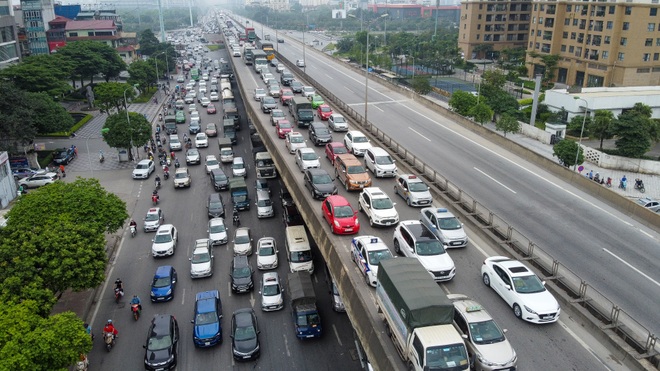 Hà Nội: Hình ảnh ô tô không lối thoát tại đường vành đai 3 trên cao - 6 Hà Nội: Hình ảnh ô tô không lối thoát tại đường vành đai 3 trên cao - 6