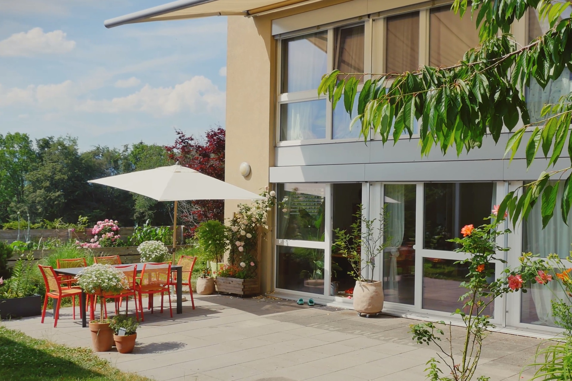 Vợ Việt chồng Thụy Sĩ bỏ phố về quê, sống ở nhà vườn 700m2 đẹp như cổ tích - 1 Vợ Việt chồng Thụy Sĩ bỏ phố về quê, sống ở nhà vườn 700m2 đẹp như cổ tích - 1