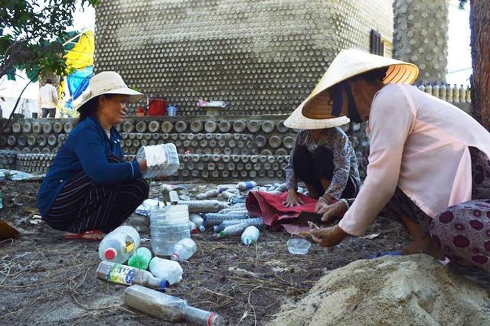 Ngôi chùa được làm từ 60.000 chai nhựa - 2