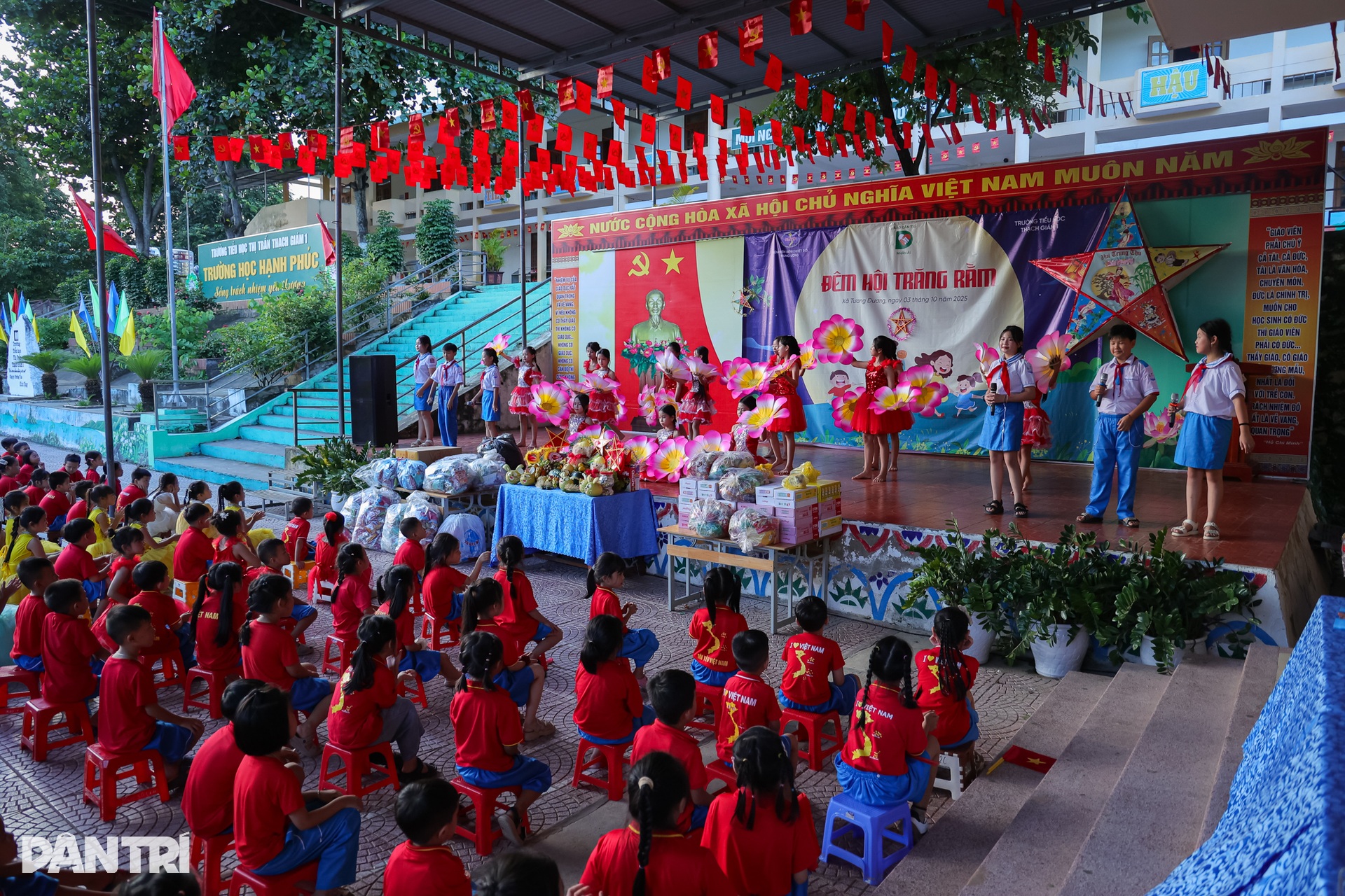 Niềm vui Tết Trung thu của 440 em nhỏ vùng rốn lũ Nghệ An - 1 Niềm vui Tết Trung thu của 440 em nhỏ vùng rốn lũ Nghệ An - 1
