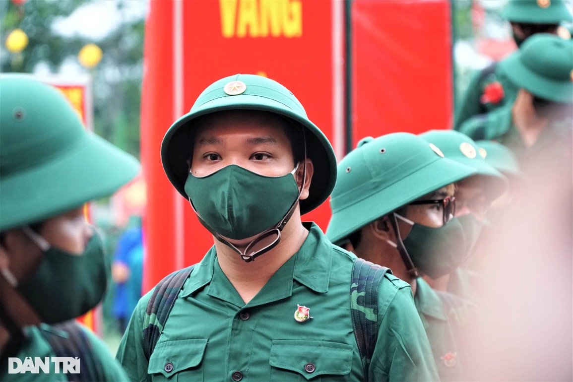 Người thân đội mưa bịn rịn tiễn tân binh lên đường nhập ngũ - 25 Người thân đội mưa bịn rịn tiễn tân binh lên đường nhập ngũ - 25