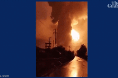 Khoảnh khắc nhà máy Trung Quốc nổ như cầu lửa do mưa lũ