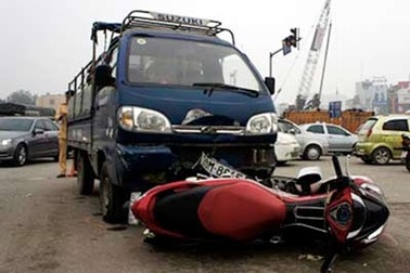 Chồng vượt đèn đỏ, vợ mang bầu nhập viện