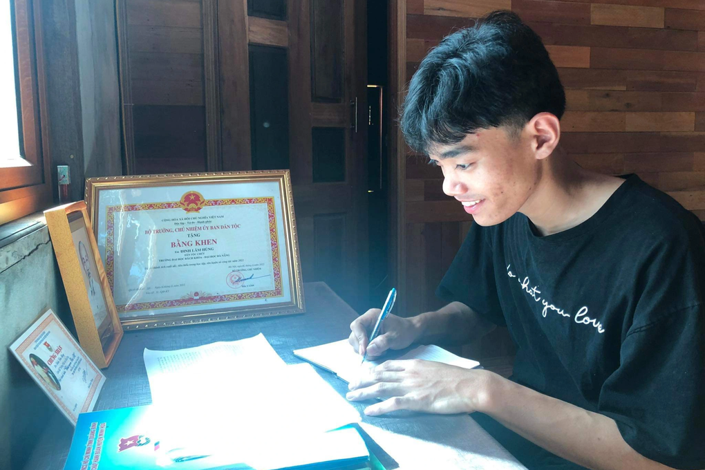 Cặp vợ chồng người dân tộc Chứt nuôi 5 con vào đại học - 3 Cặp vợ chồng người dân tộc Chứt nuôi 5 con vào đại học - 3
