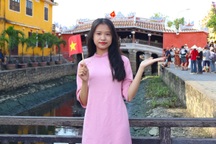 Du khách nườm nượp đến phố cổ Hội An, khắp nơi rực rỡ cờ đỏ sao vàng