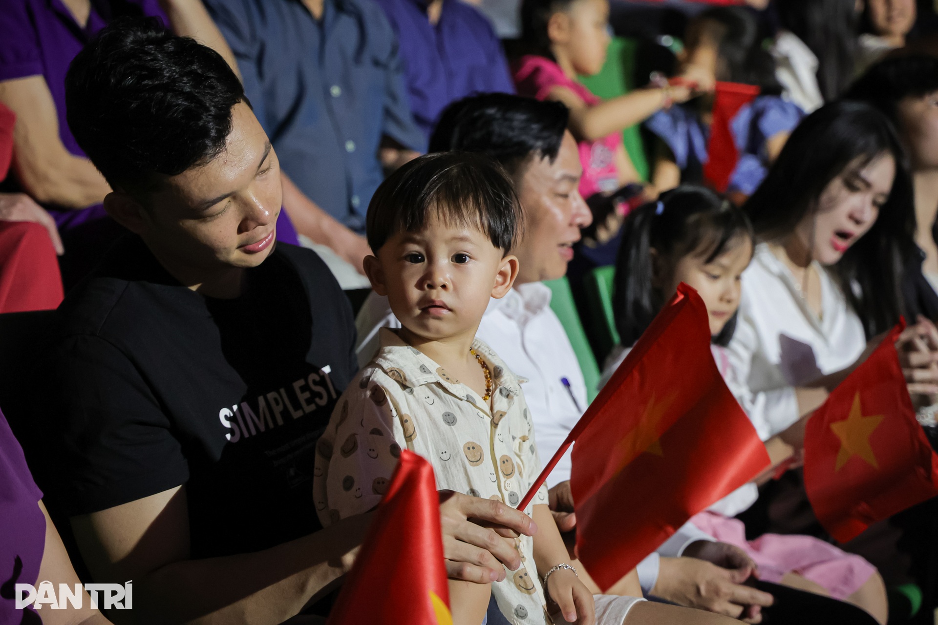 Khán giả mặc áo cờ đỏ sao vàng, cổ vũ xiếc Non sông ngày thống nhất - 3