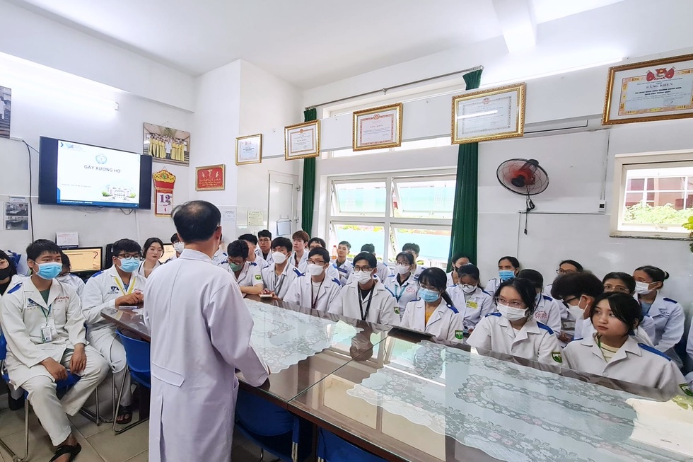 Phó giáo sư lớn lên ở nơi chỉ có 1 y sĩ và trăn trở cứu cuộc đời bệnh nhân - 3 Phó giáo sư lớn lên ở nơi chỉ có 1 y sĩ và trăn trở cứu cuộc đời bệnh nhân - 3