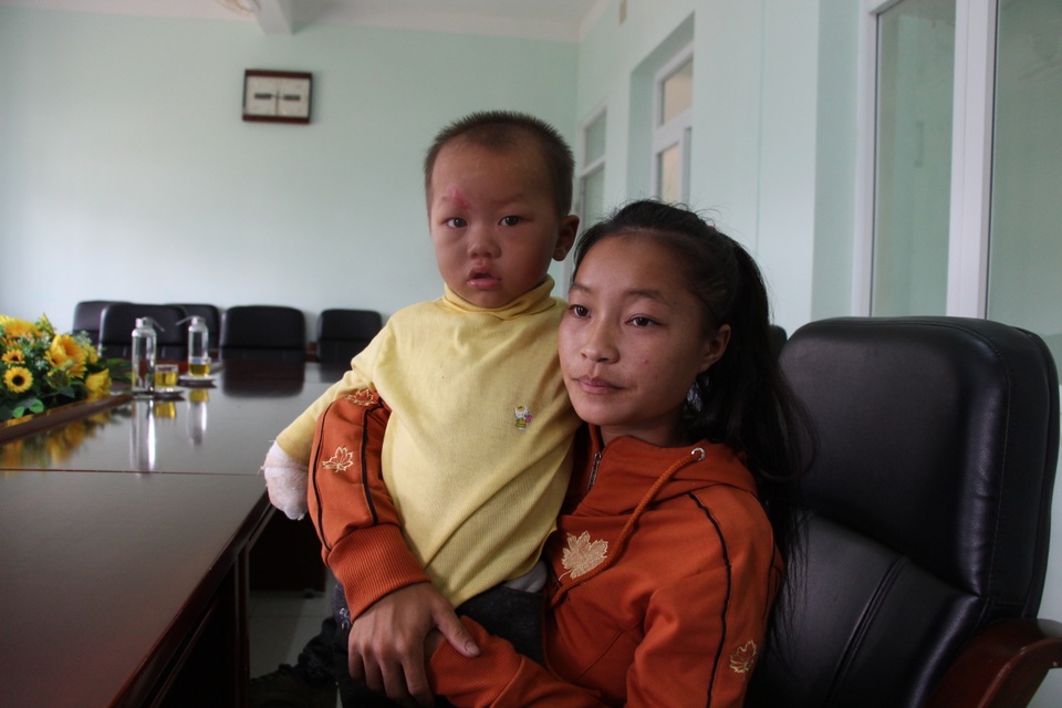 Bé trai 2 tuổi được cứu ra từ bếp lửa tiếp tục được bạn đọc giúp đỡ - 2 Bé trai 2 tuổi được cứu ra từ bếp lửa tiếp tục được bạn đọc giúp đỡ - 2
