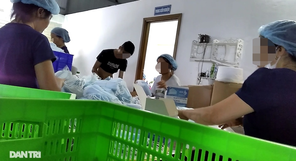 Đột nhập cơ sở sản xuất khẩu trang “siêu bẩn” giữa mùa dịch Covid-19 - 3 Đột nhập cơ sở sản xuất khẩu trang “siêu bẩn” giữa mùa dịch Covid-19 - 3