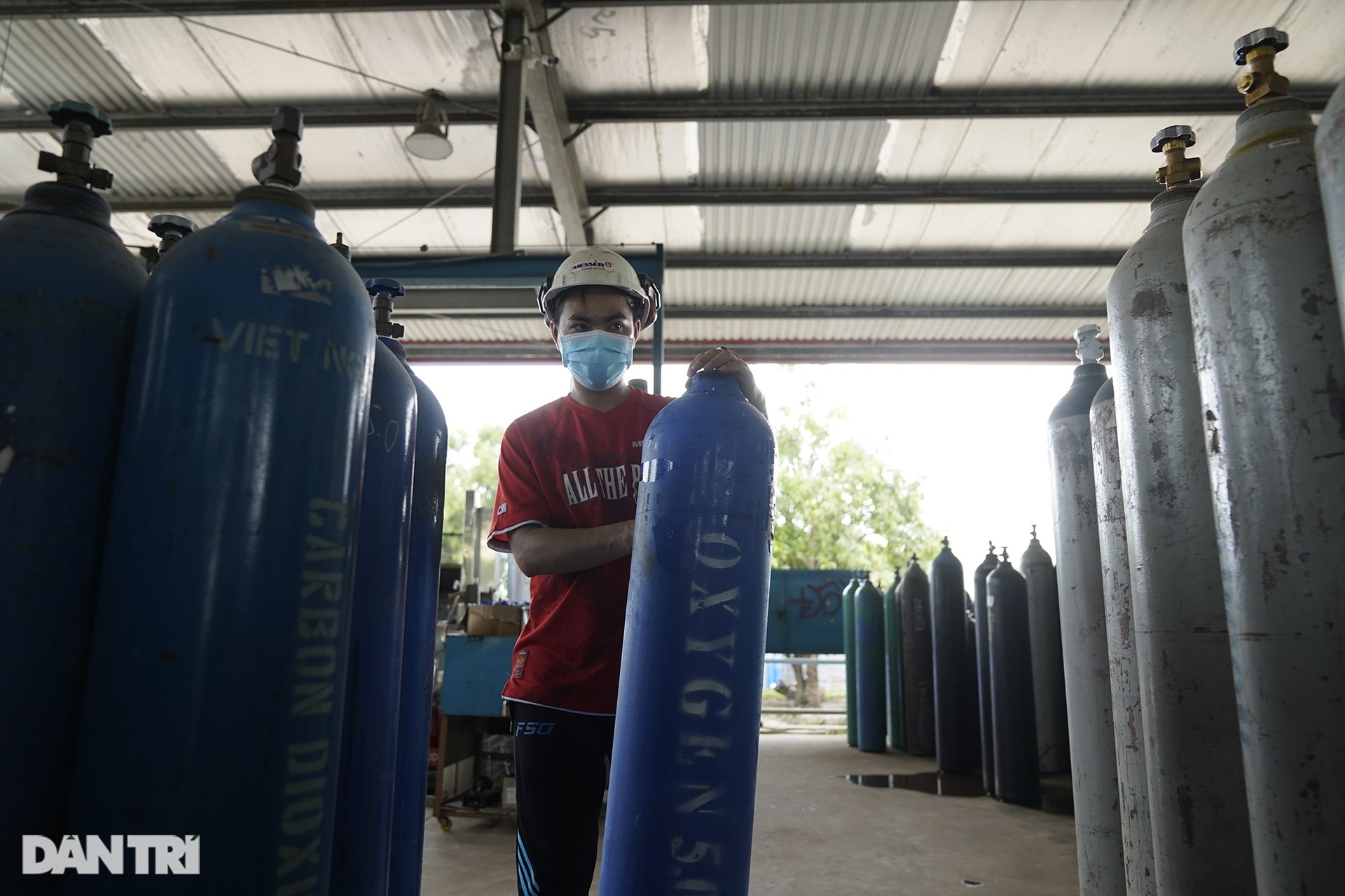 Cận cảnh xưởng sang chiết mỗi ngày cấp 800 bình oxy điều trị Covid-19 - 2