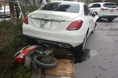 Xe Mercedes tông liên tiếp nhiều phương tiện trên phố Xã Đàn