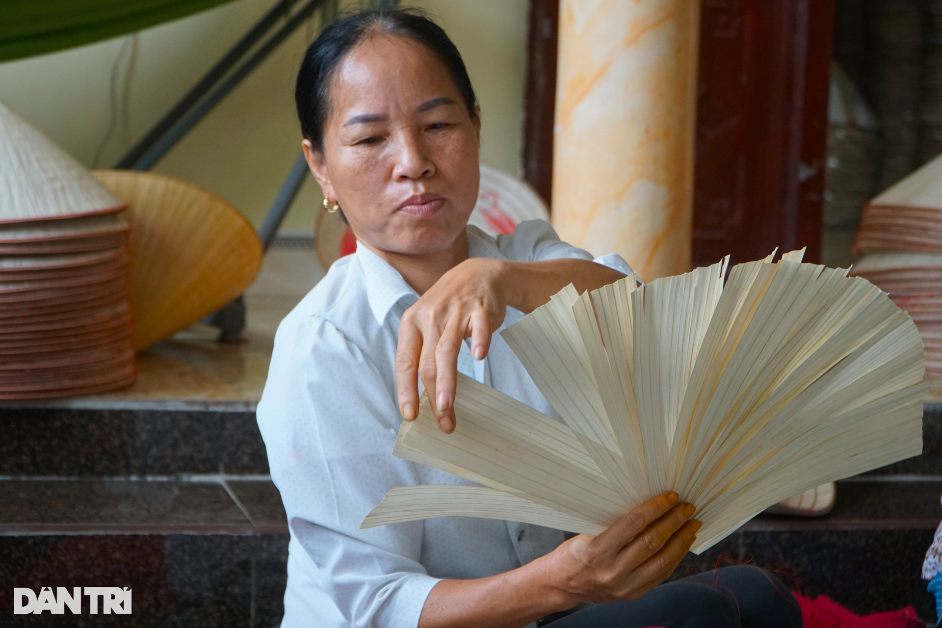 Những người phụ nữ mất vân tay, bật máu mỗi ngày để kiếm 100.000 đồng - 6 Những người phụ nữ mất vân tay, bật máu mỗi ngày để kiếm 100.000 đồng - 6