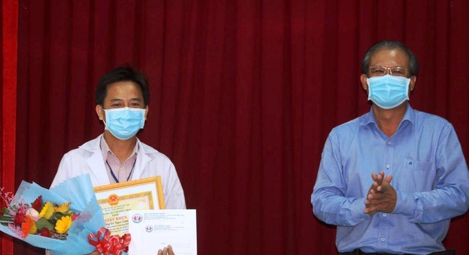 Khen thưởng bác sĩ chế tạo robot làm việc thay nhân viên y tế phòng Covid-19 - Ảnh 1. Khen thưởng bác sĩ chế tạo robot làm việc thay nhân viên y tế phòng Covid-19 - Ảnh 1.