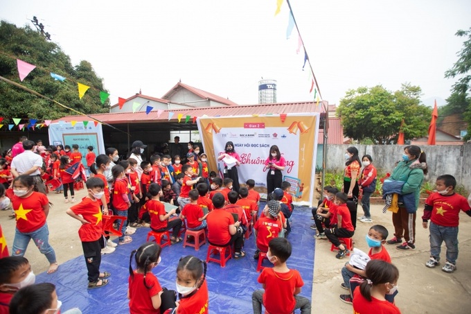 Các em học sinh hào hứng tham gia hoạt động tại gian hàng “Rung Chuông Vàng” trong Ngày hội đọc sách tại Chiềng Khoa