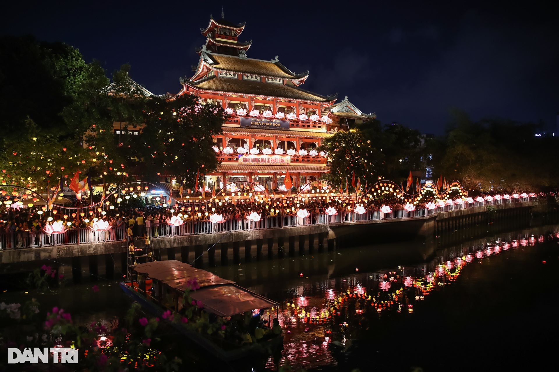 Hàng nghìn người dân ở TPHCM thả hoa đăng mừng Phật đản - 8 Hàng nghìn người dân ở TPHCM thả hoa đăng mừng Phật đản - 8
