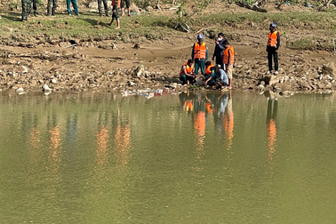 Thủy điện xả nước cuốn trôi một phụ nữ