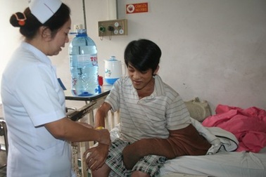 Bác sĩ Việt tự tay bóc bướu khổng lồ, bước tiến của y học