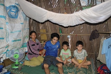 Cha nằm liệt giường bất lực nhìn 2 con thơ dại sống trong cùng cực