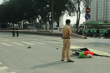 Hà Nội: Bị xe container cuốn vào gầm, người phụ nữ chết thảm