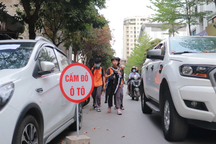 Hà Nội: Ô tô đỗ tràn lan trước cổng trường, học sinh luyện kỹ năng "né" xe