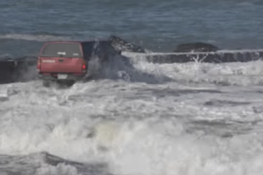 Mắc kẹt trên biển vì liều lĩnh lái xe lúc triều lên