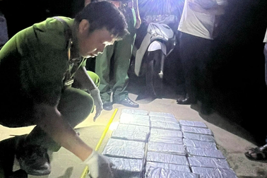 84kg nghi ma túy trôi dạt trên bờ biển Tiền Giang