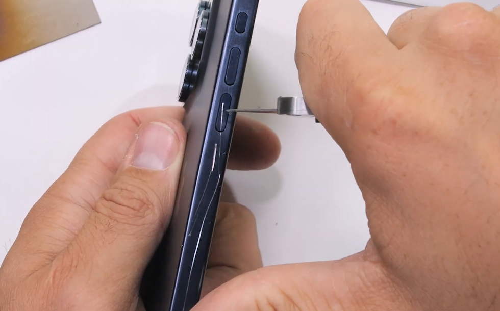 Khung viền titan trên iPhone 15 Pro Max dễ bị trầy xước khi tác động bởi dao nhọn (Ảnh chụp màn hình). Khung viền titan trên iPhone 15 Pro Max dễ bị trầy xước khi tác động bởi dao nhọn (Ảnh chụp màn hình).