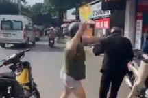 Người đàn ông vừa đánh nam thanh niên vừa hỏi "mày biết tao là ai không?"