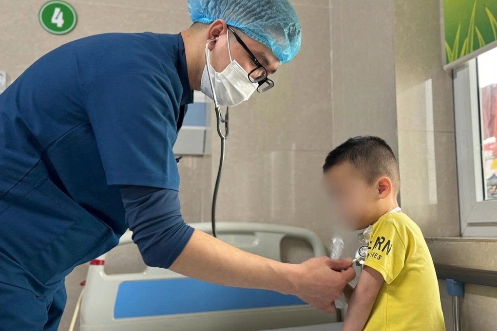 Cháu bé 3 tuổi uống nhầm dầu hỏa được cứu sống sau 6 tháng nằm viện - 1